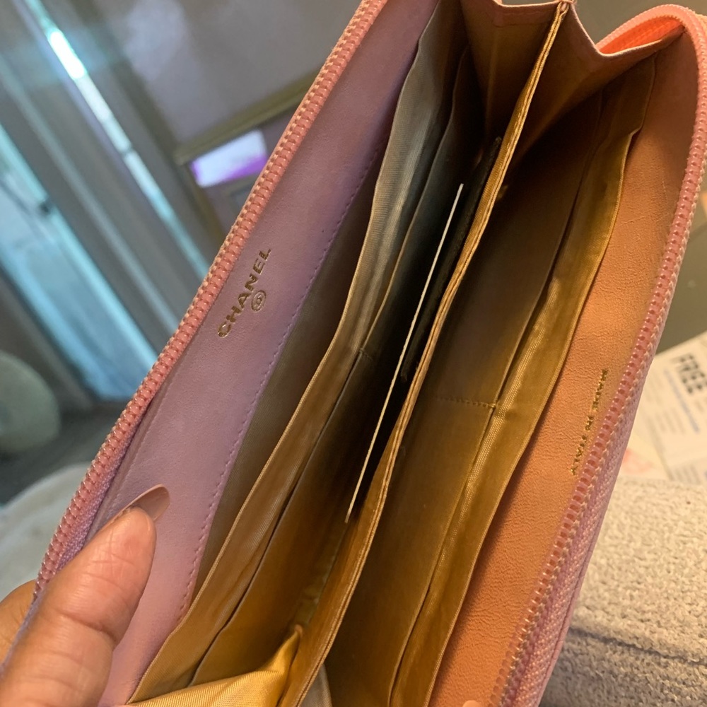 Pre owned light pink  Chanel zip wallet.  Great condition - Picture 6 of 11